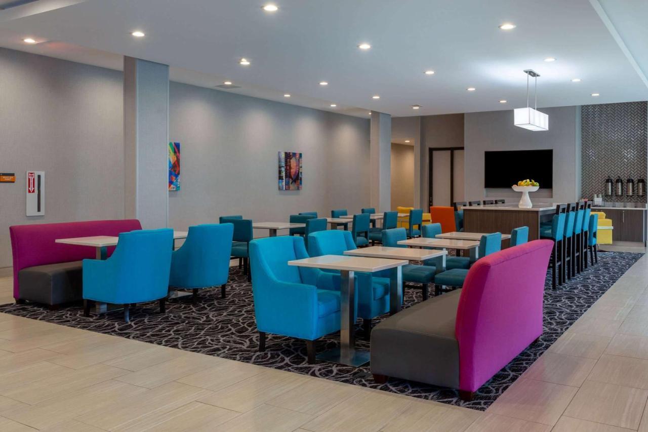 La Quinta Inn & Suites By Wyndham Shorewood Exterior foto