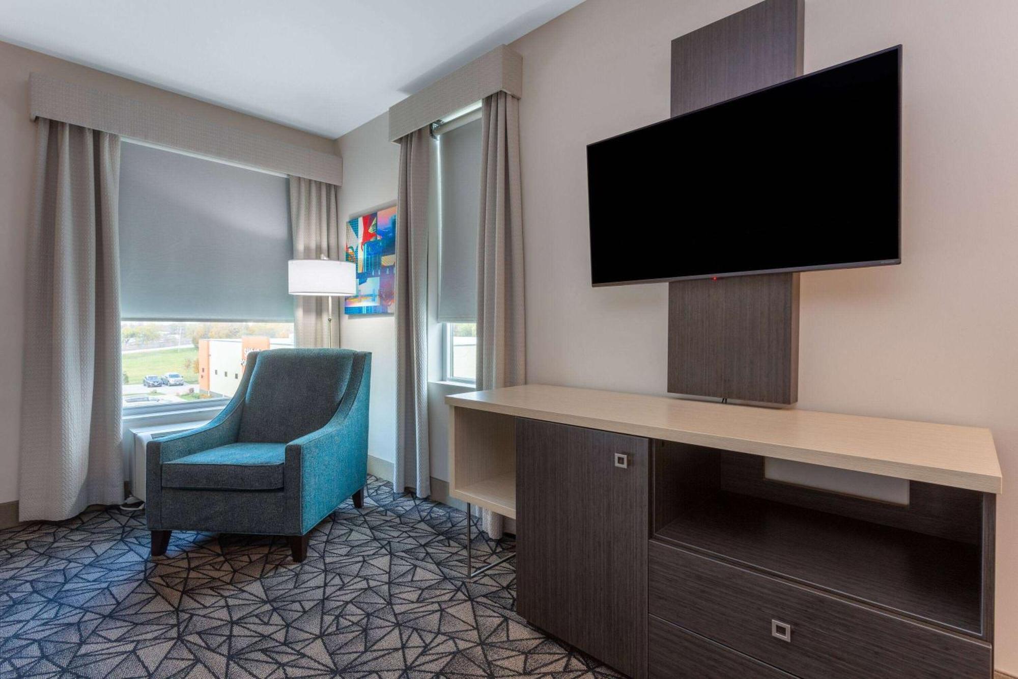 La Quinta Inn & Suites By Wyndham Shorewood Exterior foto
