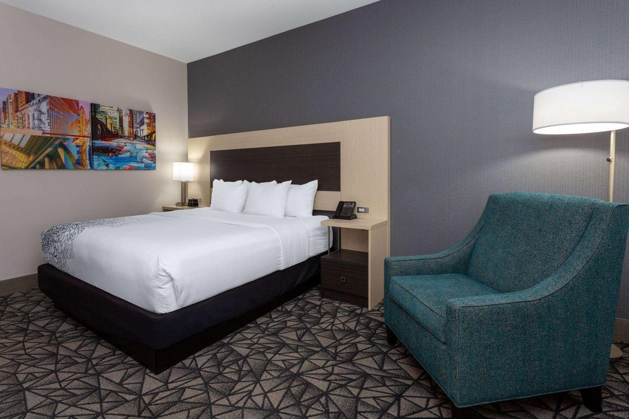 La Quinta Inn & Suites By Wyndham Shorewood Exterior foto